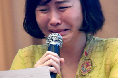 Seine Frau Veronica Tan bricht auf einer Pressekonferenz beim Vorlesen eines Briefes in Tränen aus. Ihr Mann erklärt darin, auf eine Berufung zu verzichten, um die politische Lage zu beruhigen. / (Titel) Seine Frau Veronica Tan bricht auf einer Pressekonferenz beim Vorlesen eines Briefes in Tränen aus. Ihr Mann erklärt darin, auf eine Berufung zu verzichten, um die politische Lage zu beruhigen.
