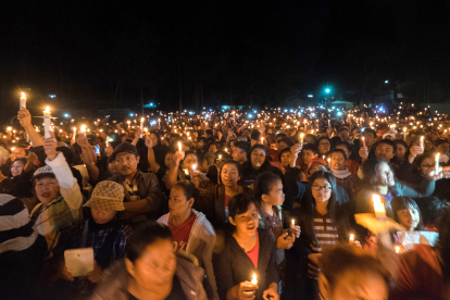 Seine Gegner feiern das Urteil lautstark, doch Basuki Tjahaja Purnama hat auch viele Fürsprecher in der Bevölkerung. Tausende setzen sich wie hier auf Demonstrationen für seine Freilassung ein. / (Titel) Seine Gegner feiern das Urteil lautstark, doch Basuki Tjahaja Purnama hat auch viele Fürsprecher in der Bevölkerung. Tausende setzen sich wie hier auf Demonstrationen für seine Freilassung ein.