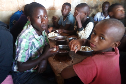 Zahlreiche Kinder in der Großstadt Bukavu leben auf der Straße und hungern. Im Zentrum unserer Partnerorganisation PEDER erhalten sie täglich eine warme Mahlzeit.