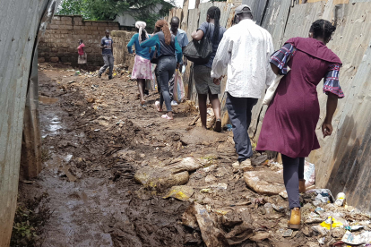 Slum von Kibera in Nairobi: Dicht gedrängt und unter unsäglichen hygienischen Verhältnissen leben die Menschen. So können sich Krankheiten wie Covid-19 rasend schnell verbreiten. 
