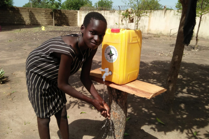 Auch in Rumbek/Südsudan ergreifen wir Maßnahmen gegen das Coronavirus. Gründliches Händewaschen mit Seife ist elementar wichtig im Kampf gegen den Erreger. Auch in Rumbek/Südsudan ergreifen wir Maßnahmen gegen das Coronavirus. Gründliches Händewaschen mit Seife ist elementar wichtig im Kampf gegen den Erreger.