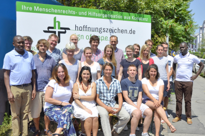 Ein buntes Team: Die Hoffnungszeichen-Mitarbeiter aus allen Bereichen vereint vor dem Büro in der Schneckenburgstraße in Konstanz.
