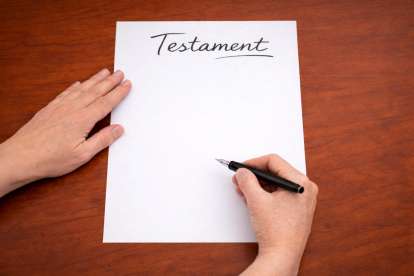 Ein Blatt mit der Überschrift Testament liegt auf einem Tisch
