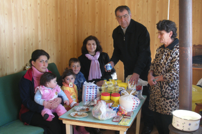 Warten auf das Ende des Winters. Die Unterstützung von Hoffnungszeichen bringt Licht in die dunklen Tage vieler verarmter Familien Rentner in Nordarmenien. / (Titel) Warten auf das Ende des Winters. Die Unterstützung von Hoffnungszeichen bringt Licht in die dunklen Tage vieler verarmter Familien Rentner in Nordarmenien.