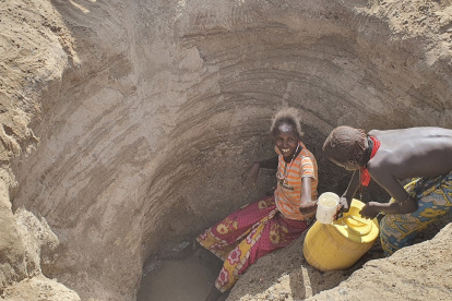 Ein Großteil der Oberflächengewässer ist ausgetrocknet. Die Menschen graben  Löcher, um an Wasser zu kommen. Wir helfen u. a. mit dem Bau von Brunnen. 