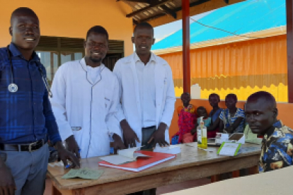 Im Osten Ugandas in der Gemeinde Kosike betreibt Hoffnungszeichen eine Klinik. Die Mitarbeiter bereiten sich auf eine große Anzahl Patienten vor.