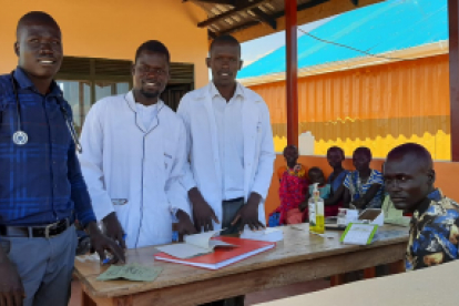 Im Osten Ugandas in der Gemeinde Kosike betreibt Hoffnungszeichen eine Klinik. Die Mitarbeiter bereiten sich auf eine große Anzahl Patienten vor. Im Osten Ugandas in der Gemeinde Kosike betreibt Hoffnungszeichen eine Klinik. Die Mitarbeiter bereiten sich auf eine große Anzahl Patienten vor.