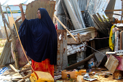 Terroristische Anschläge gelten oft Polizei- oder Regierungseinrichtungen, wie im Februar 2022 in Mogadischu. Die Wucht der Explosion zerstörte auch das Wohnhaus dieser Frau. Die Bevölkerung lebt mit der Gefahr.