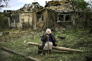 Frau in der Ukraine in Trümmern