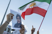Seit dem Tod von Mahsa Amini (auf dem kleinen Foto) im September durchzieht eine beispiellose Protestwelle das Land, die durch Polizeigewalt schon viele weitere Tote gefordert hat.