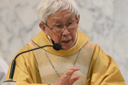 Der 90-jährige ehemalige Bischof von Hongkong, Kardinal Joseph Zen Ze-kiun, ist ein weltweit bekannter Friedensaktivist. Er wurde im Mai verhaftet und der „Verschwörung mit fremden Mächten“ angeklagt.