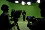 Die afghanische TV-Moderatorin Lima Spesaly spricht während einer Live-Sendung 2022 im Fernsehen. Frauen ist dies, wenn überhaupt, nur mit Gesichtsverhüllung erlaubt.
