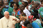 Papst Franziskus, hier mit Gläubigen aus Burkina Faso im Vatikan 2023, kondolierte den betroffenen christlichen und muslimischen Gemeinden und rief zu Frieden auf.