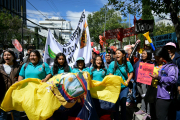 Indigene demonstrieren im März vor dem Verfassungsgericht und fordern die Vollstreckung des Urteils, über 400 Gasfackeln der Erdöl-Förderanlagen stillzulegen.