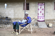 Abdoulaye (im Bild mit einem seiner Enkel) musste mit ansehen, wie seine beiden Söhne bei einem Angriff in Burkina Faso getötet wurden. In Ouangolodougou (Elfenbeinküste) hat er mit seiner Familie Zuflucht gefunden.