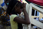Betendes Mädchen in einer Anglikanischen Kirche in Lagos: Christen sind oft die  Opfer von Entführungen durch Terroristen, die für viele Menschen in Nigeria eine ständige Bedrohung sind.