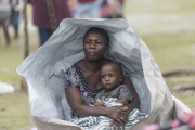 Viele Menschen hat das Erdbeben mit voller Wucht getroffen. Eine Mutter mit ihrem Kind harrt im Freien aus; mit nicht mehr als einer Plane zum Schutz.
