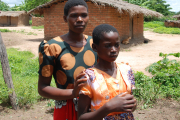 Die zehnjährige Florence Mavuto und ihre Mutter Besta Jackson sind in Sorge um ihre Zukunft. Armut und Hunger sind im Distrikt Mchinji in Malawi allgegenwärtig. Sie möchten sich von den drückenden Sorgen befreien.