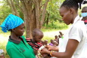 Jeden Freitag machen sich Mitarbeiter der Hoffnungszeichen-Klinik in Kosike  auf den Weg in entlegene Dörfer. Dort leisten sie lebenswichtige Hilfe für die  Kleinsten. 