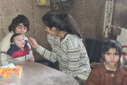 Die neun Kinder der Familie Harutyunyan sind meist auf sich gestellt – die Mutter liegt wegen einer Krebserkrankung in einer Klinik. Die Familie floh aus Bergkarabach nach Armenien und lebt nun fast mittellos in einer Notunterkunft.