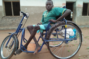 Durch das Förderprojekt hat John Barrabas ein sogenanntes „Handbike“ erhalten, mit dem der gelähmte 20-Jährige den Schulweg bewältigt. Ansonsten wäre das unmöglich.