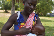 Nyibol Malok fehlen die Mittel, um ihr Kind und sich ausreichend zu ernähren. Ihr größter Wunsch ist, dass ihr Sohn keinen Hunger leidet.