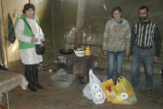 Hoffnungszeichen-Mitarbeiterin Aljona Zeytunyan (links) überbringt Nahrungsmittel an Familie Kirakosyan. Die Eltern und ihre zwei kleinen Kinder „wohnen“ im Anbau eines Stalls – nicht nur im Winter menschenunwürdig.