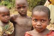 Zahlreiche Kinder in der Provinz Sud-Ubangi im Nordwesten der DR Kongo leben zurückgelassen und auf sich gestellt. Viele von ihnen leiden Hunger und sind mangelernährt.