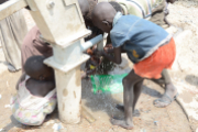 Gift im Trinkwasser: Kinder aus einem Dorf in der ölreichen Region Thar Jath trinken mit Barium und Blei verseuchtes Wasser aus einem Handbrunnen. Mitverantwortlich ist Daimler-Sponsor Petronas.