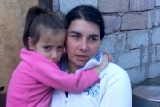 Svetlana Sargsyan ist vor den Bombenangriffen auf Stepanakert mit ihren  Kindern nach Armenien geﬂohen und hat dort Zuﬂucht gefunden.