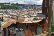 Kibera gilt mit rund 250.000 Menschen als größter Slum Kenias und ganz  Afrikas. Eingepfercht in kleinen Wellblechhütten leben viele der Familien von  umgerechnet weniger als einem Euro am Tag in extremer Armut. 