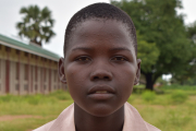 Die 16-jährige Martha Akol Kedit ist glücklich, denn sie darf die Loreto-Schule in Maker Kuei besuchen und erhält die Chance auf Bildung. Vielen Mädchen bleibt das aufgrund einer frühen Heirat verwehrt.
