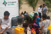 Mehr als die Hälfte der Bevölkerung im Jemen hat keinen Zugang zu sauberem Trinkwasser. Der Andrang an den Wasserausgabestellen von Hoffnungszeichen ist groß.