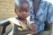 Amer Mayom ist bedrohlich krank und unterernährt. Armut und Hunger zehren  an den Kräften des kleinen Mädchens. Lebensrettende Hilfe erhält das Kind in der Krankenstation der Diözese Rumbek. 