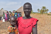 Mary Achuny (28) musste mit ihren Kindern fliehen und lebt jetzt in einem Vorort von Rumbek. Sie hofft, sich hier ein sicheres Leben aufbauen zu können – doch der Neubeginn ist beschwerlich.