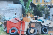 Die Binnenvertriebenen leben unter schwersten Bedingungen. Viele finden keine  Unterkunft und leben auf der Straße. Notdürftig bauen sie sich eine „Behausung“.