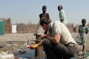 Hoffnungszeichen deckte die schmutzige Erdölförderung internationaler Konzerne im Südsudan auf. Die Beprobung von Brunnen zeigte, wie stark Mensch und Natur vergiftet wurden.