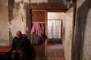 Warten auf das Ende des Winters. Die Unterstützung von Hoffnungszeichen bringt Licht in die dunklen Tage vieler Rentner in Nordarmenien.