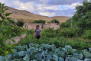 Frau in Nordarmenien in ihrem Garten