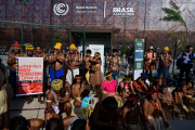 Indigene Munduruku-Angehörige protestieren am 14. November 2025 in Belém, Brasilien, vor dem Veranstaltungsort der VN-Klimakonferenz COP30.