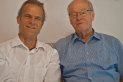 Hoffnungszeichen-Mitarbeiter Rainer Metzing (li.) im Gespräch mit Pfarrer Wilhelm Olschweski. 