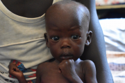 Die Mutter des kleinen Malang Maker starb bei seiner Geburt. Im Südsudan ist die Müttersterblichkeit sehr hoch. Seine 13-jährige Schwester Mary hat den mangelernährten und malariakranken Jungen in die Klinik nach Rumbek gebracht – 120 Kilometer zu Fuß. Gerade Halb- und Vollwaisen leiden oft Hunger.