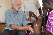 Dr. Werner Missalek (1944 - 2022) bei der Untersuchung einer kleinen Tuberkulose-Patientin 2010 in Duong (damals noch Sudan).