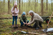 Kinder mit Oma im Wald