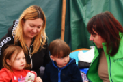 Hoffnungszeichen-Mitarbeiterin Dorit Töpler mit Ukraine-Flüchtlingsfamilie