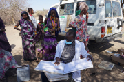 Einkommen und Ressourcen sind in Kenia regional ungleich verteilt. Besonders groß ist die Armut im Norden des Landes. Dort leiden die Menschen unter verschiedenen Krisen, die das Land getroffen haben. Mit einer „mobile Klinik“ brachten wir dringend benötigte medizinische Hilfe in abgelegene Gebiete. 