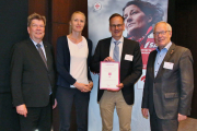 Klaus Stieglitz, Erster Vorstand von Hoffnungszeichen, und Zweite Vorständin Miriam Schütze, nehmen das Spendenzertifikat des Deutschen Spendenrats entgegen.  