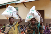 Frauen in Kenia bei der Verteilung von Nahrungsmittelhilfe