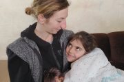 Schafe spenden Wärme: Mit der Wolle kann Ruzanna Abrahamyan Decken füllen, damit ihre Kinder, wie Tochter Gayane, nicht länger im kalten armenischen Winter frieren müssen. 