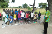 Schulunterricht unter Bäumen im Südsudan.